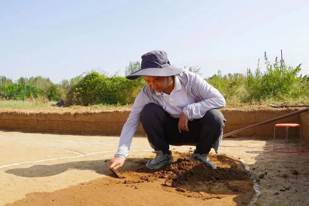 考古人员在八里桥遗址进行发掘工作（9月11日摄）。新华社记者 袁月明 摄