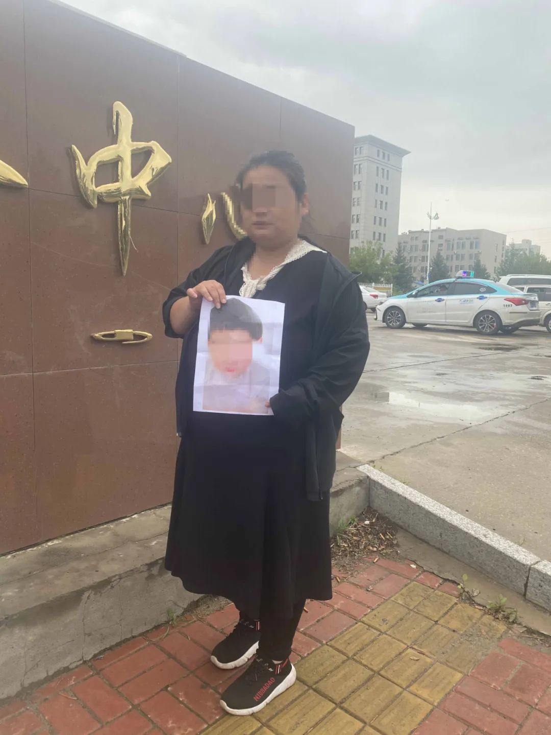 李婷婷带着田田的照片出席庭审