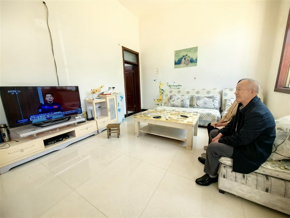 4月24日上午，李广苏的父母观看了发布会的电视直播（极目新闻记者张奇摄)