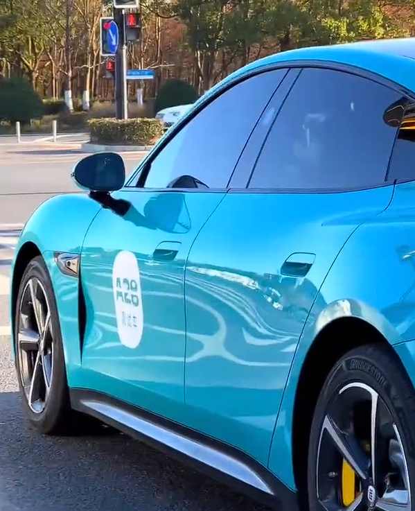 网友等红灯时偶遇小米汽车SU7:尾翼高高升起性能范儿十足