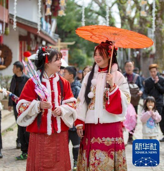 2024年2月13日，两个身穿新中式上衣和马面裙的女孩在福建武夷山宋街集市游玩。