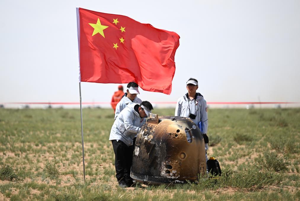 6月25日14时7分，嫦娥六号复返器佩带来自月背的月球样品安全着陆在内蒙古四子王旗预定区域，探月工程嫦娥六号任务获得圆满得胜。新华社记者 贝赫 摄