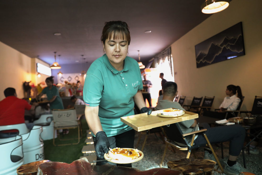 在和田市海之味餐饮店，服务员为顾客端上酸奶粽子。