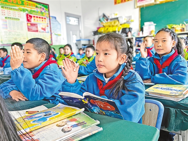 拉萨市第三小学的学生在上课。 本报记者 次仁平措 摄