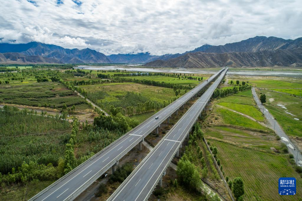 拉萨至日喀则高等级公路景观（无人机照片，6月27日摄）。新华社记者 旦增尼玛曲珠 摄