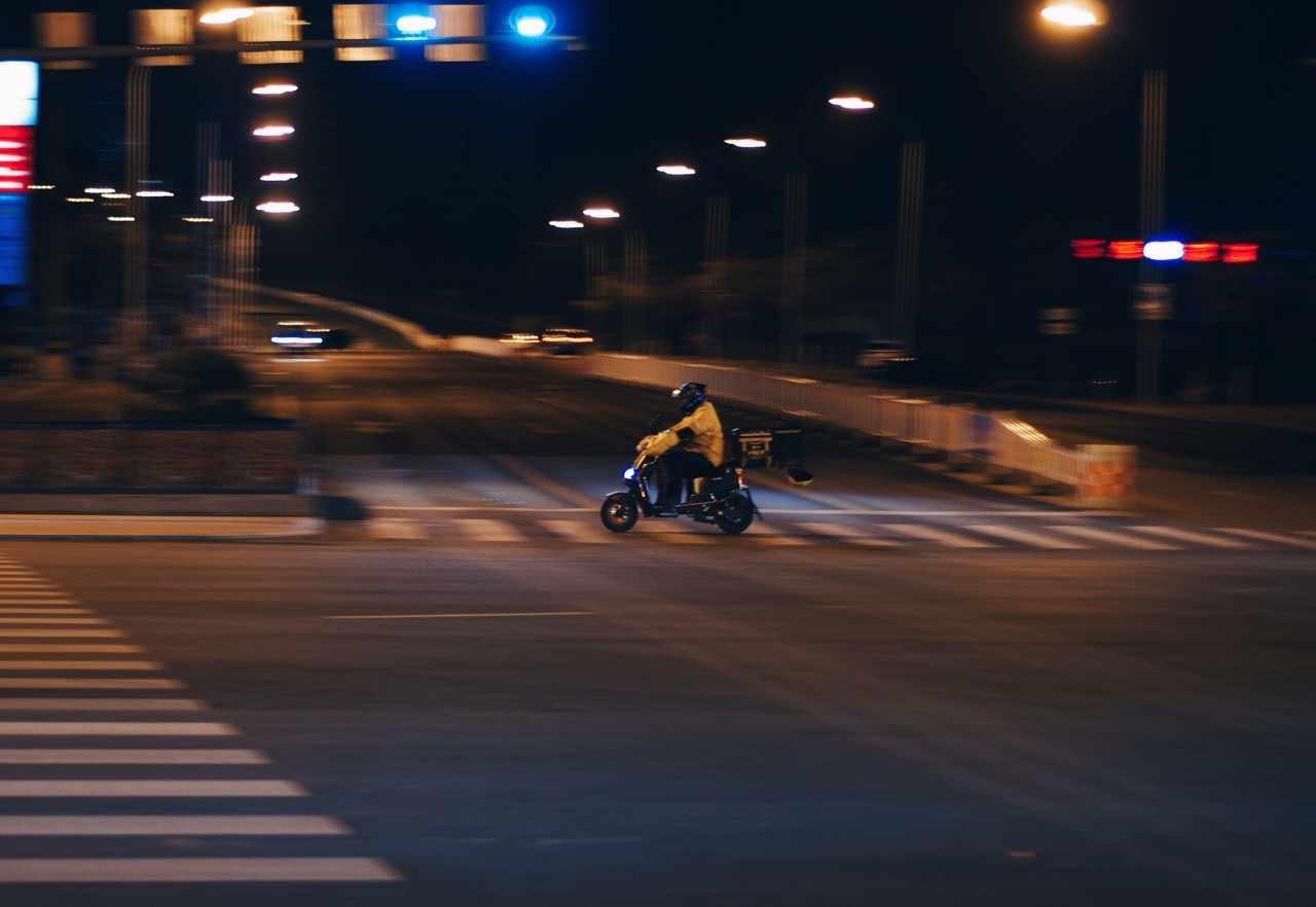 夜里送餐的外卖骑手,图源:图虫创意