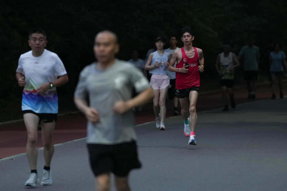 6月24日，栾玉帅在北京奥林匹克森林公园进行跑步训练。