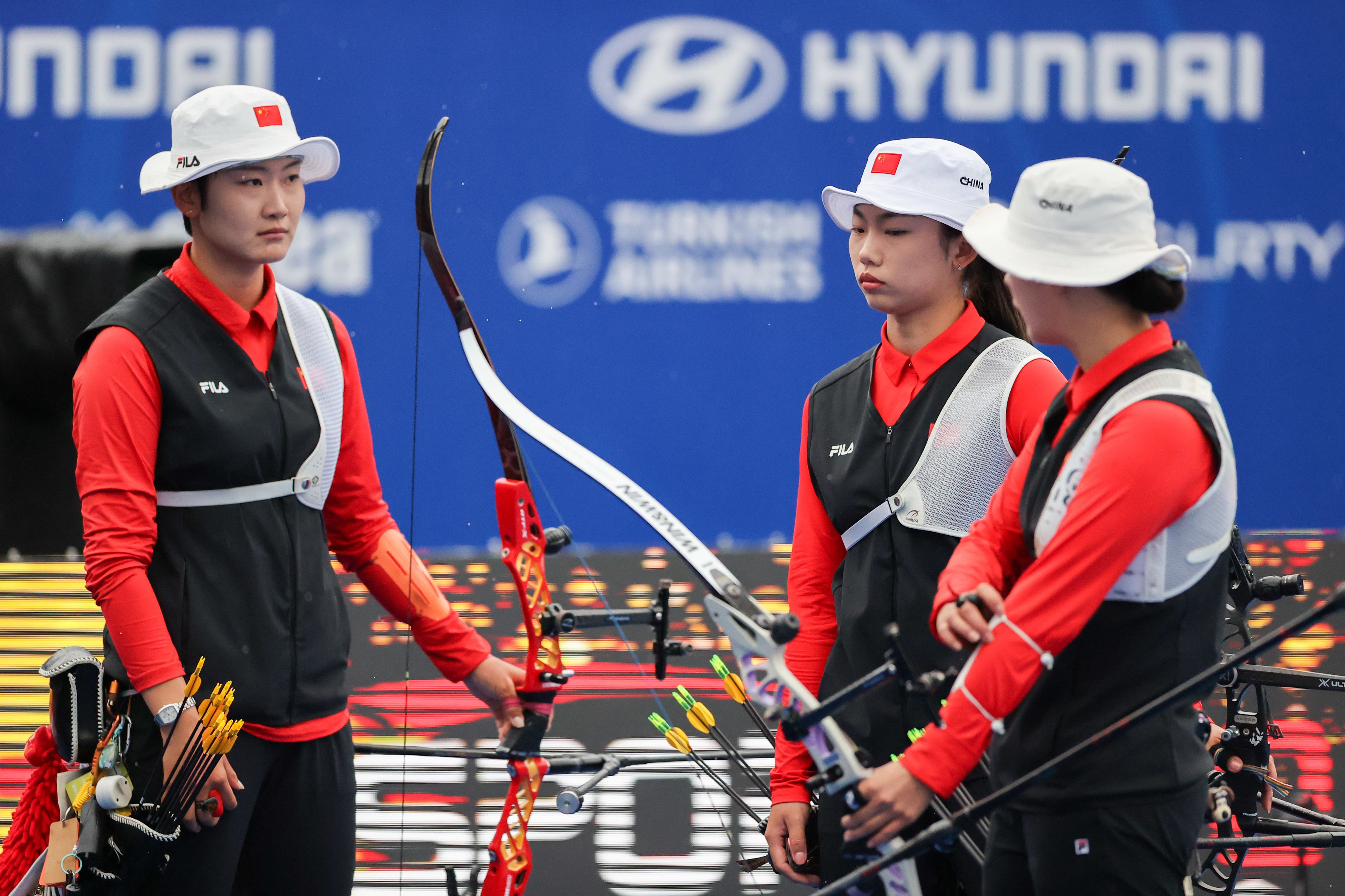 4月28日，中国队选手安琦轩（左）、杨晓蕾（中）和李佳蔓在比赛中。新华社记者 王翔 摄