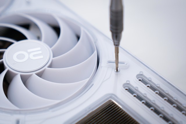 影驰20周年RTX 4070显卡评测 纯白典雅 独特背插