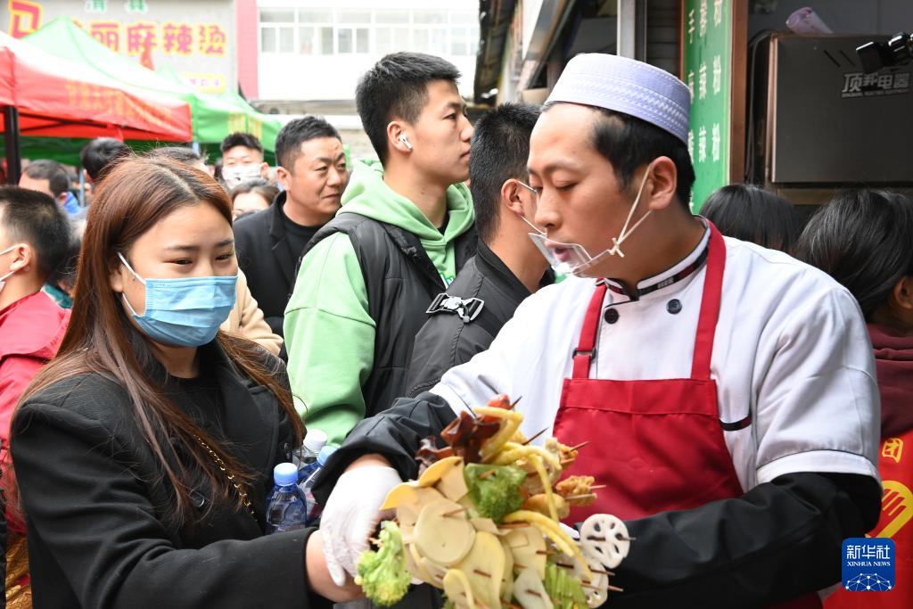 甘肃“天水麻辣烫”走红，吸引大量游客。图自新华社