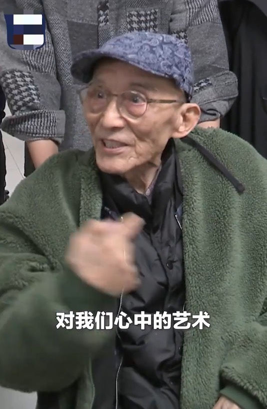 游本昌轮椅上鼓励青年演员：艺术眼睛在放光