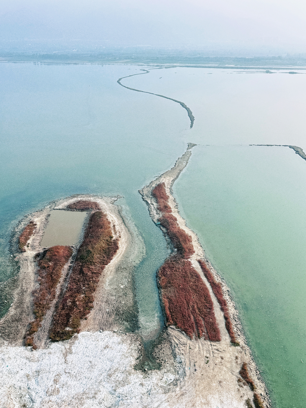 乘坐运城七彩盐湖热气球，从高空俯瞰盐湖。澎湃新闻记者 金向玉 摄