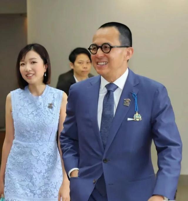 57岁李泽楷新加坡被偶遇，带白人美女喝咖啡，网友曝二人交往多年