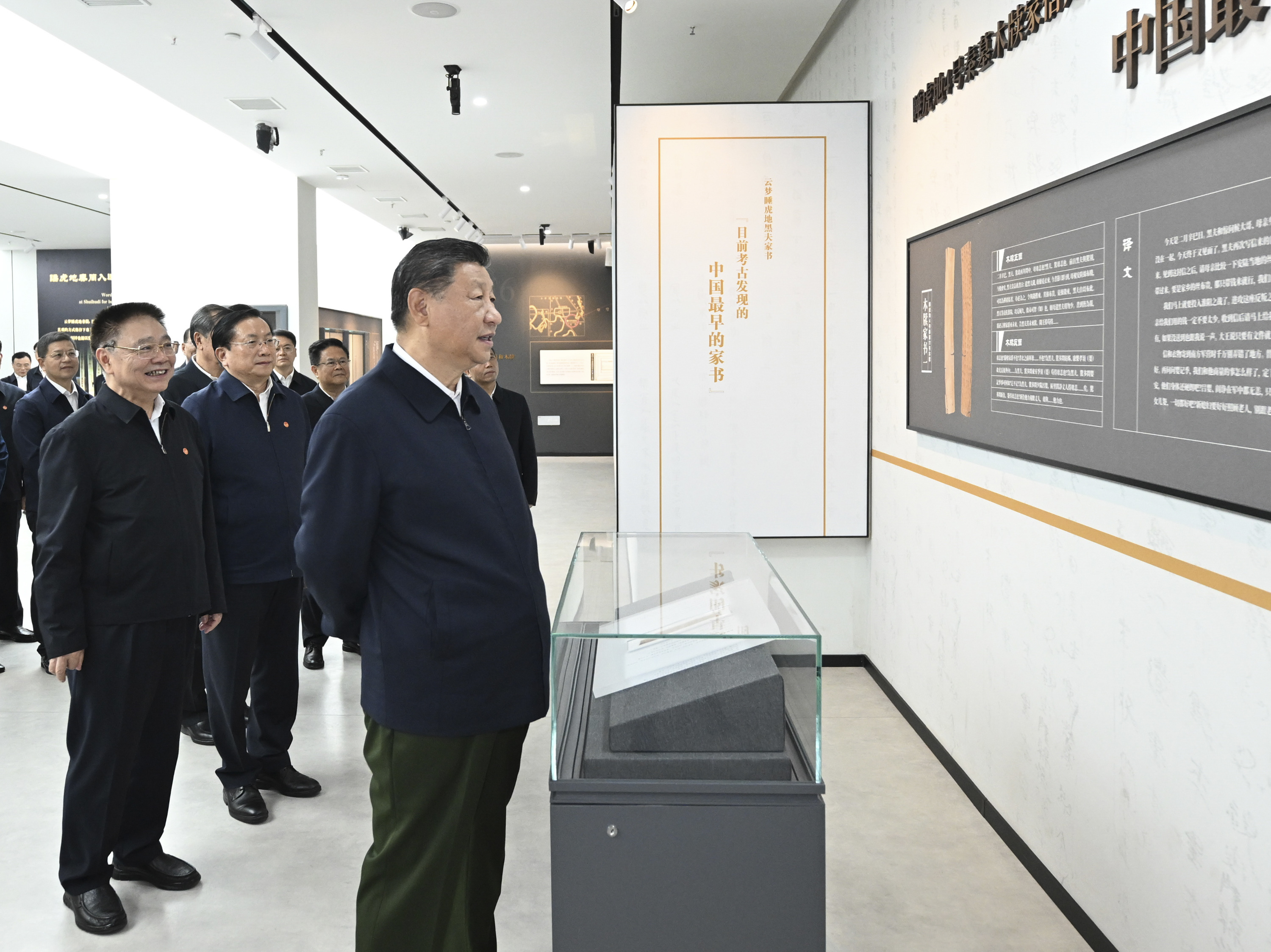 这是4日下午,习近平在孝感市云梦县博物馆参观出土秦汉简牍展。