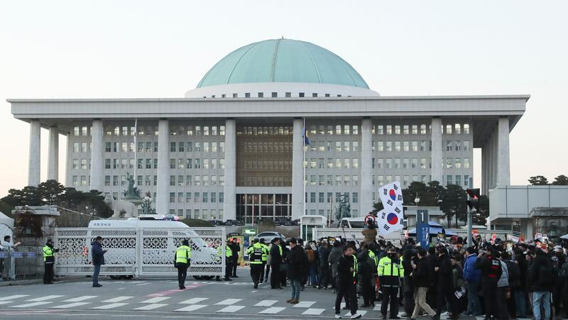 12月6日，韩国民众在位于首尔的韩国国会外集会要求总统尹锡悦下台。新华社记者 姚琪琳 摄