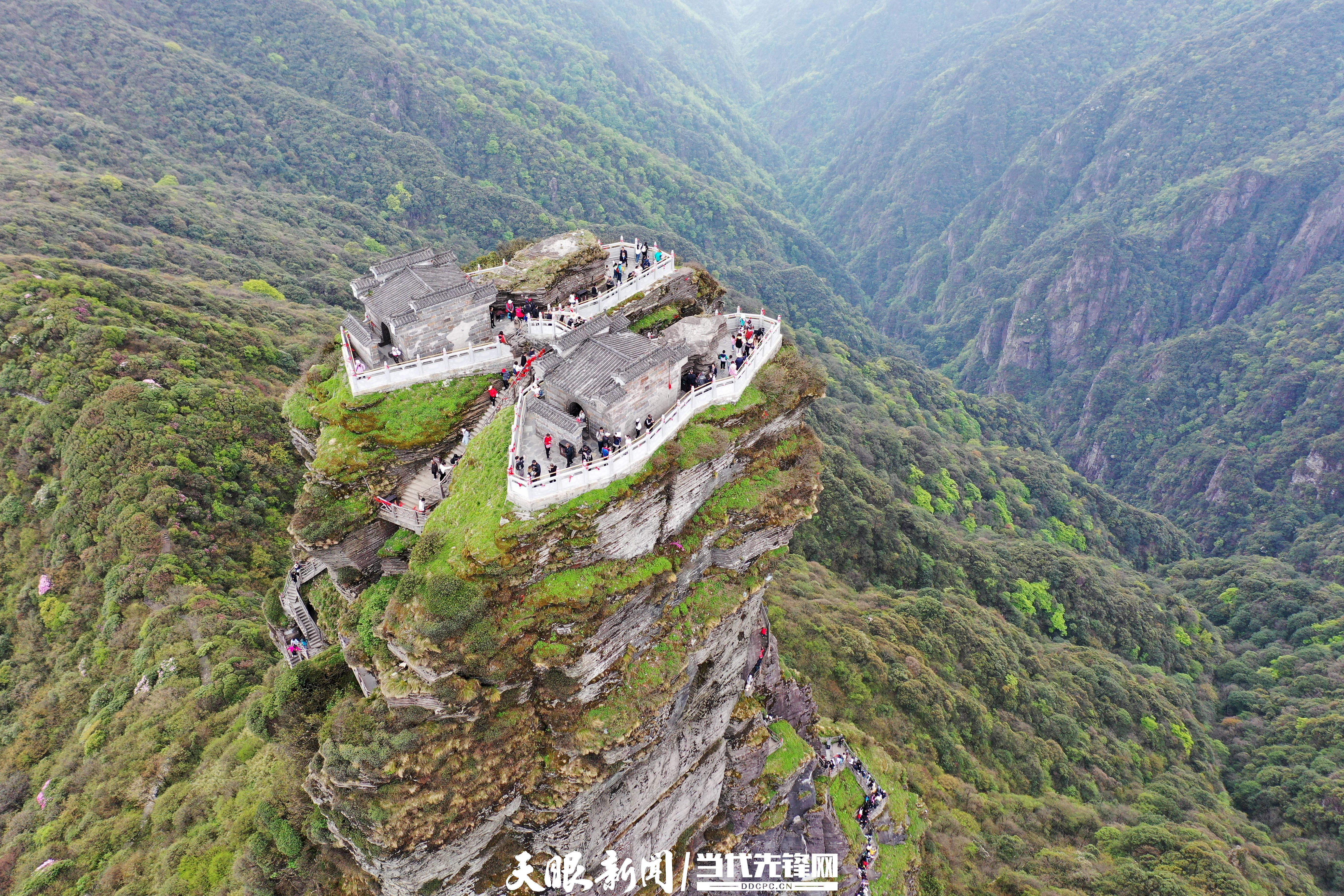 游客在铜仁市梵净山景区金顶观光。杨文舒 摄.JPG