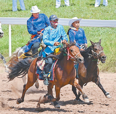 牧民参加2024鄂尔多斯那达慕开幕式。王 正摄(影像中国)