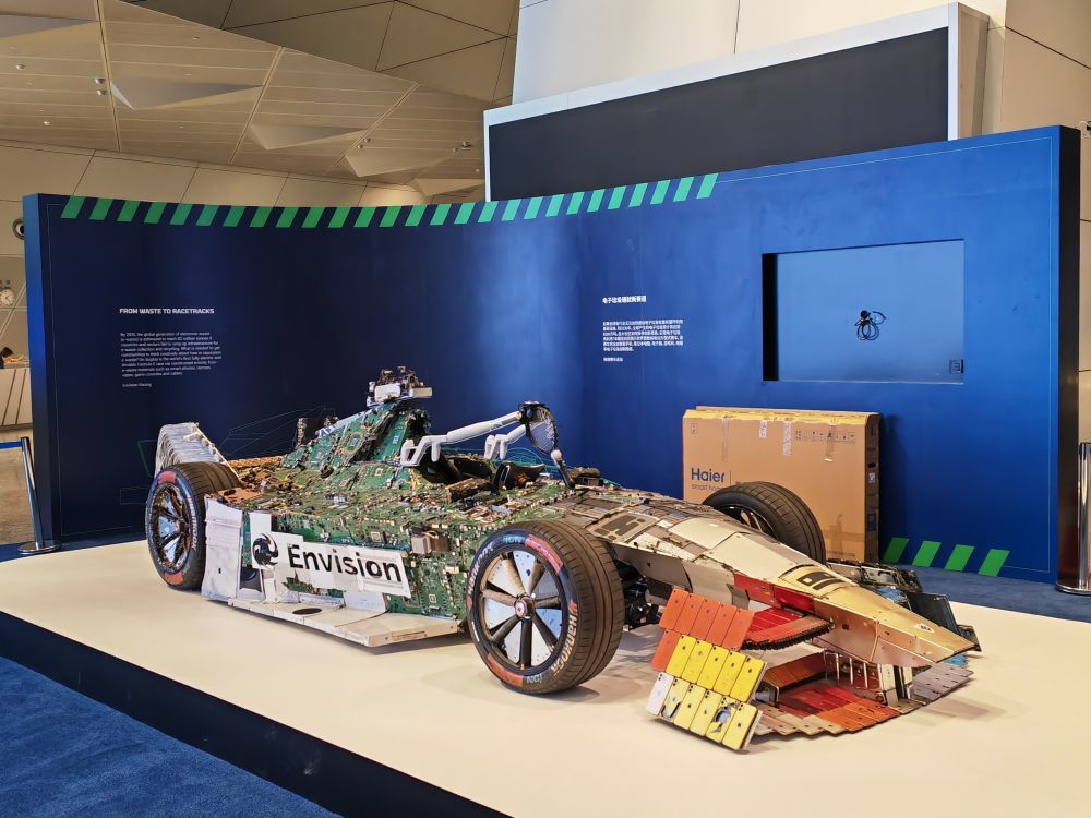 由电子垃圾制作而成的纯电动方程式赛车。新华社记者张博群 摄