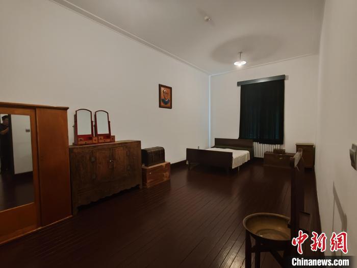 图为乌兰夫办公室及生活场景。中新网记者 杨程晨 摄