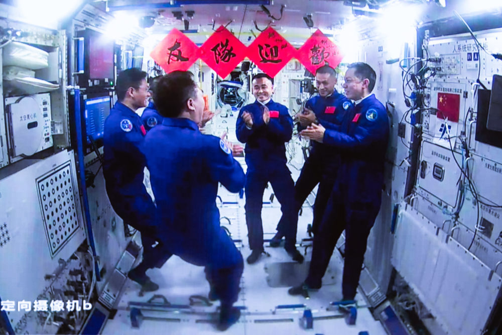 在北京航天飞行控制中心拍摄的神舟十六号航天员乘组与神舟十七号航天员乘组交流的画面（2023年10月26日摄）。新华社发（韩启扬 摄）