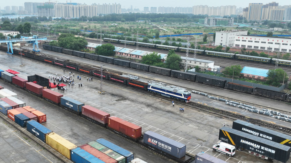 2023年7月4日，首趟廊坊“中吉乌”国际多式联运班列驶出廊坊北铁路货场（无人机照片）。新华社发（贾珺摄）