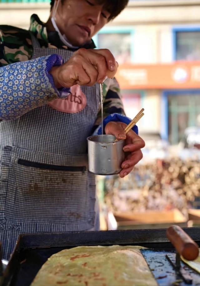 酷似周杰伦的灌饼摊主“粥饼伦”：人火不了一辈子，想攒点积蓄还房贷