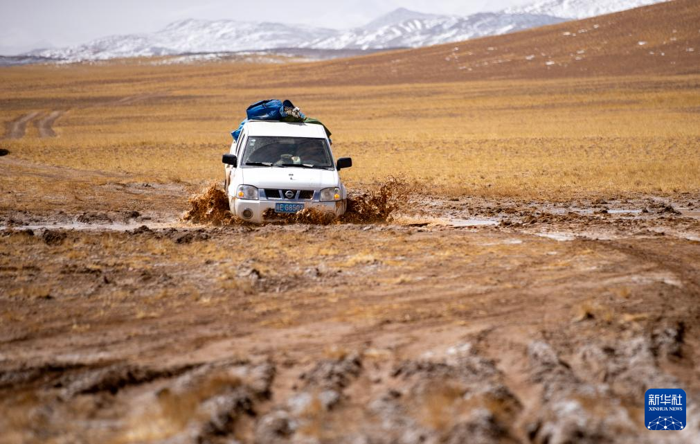 5月10日，野生动物专业管护队员的车子在巡护路上穿越泥泞路段。新华社记者 姜帆 摄