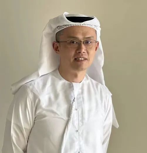 ·赵长鹏身着阿联酋传统装束，俨然已经融入了当地。
