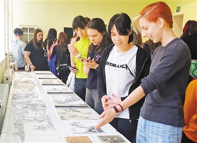在诺维萨德大学孔子学院，学员正在欣赏中国传统绘画作品。诺维萨德大学孔子学院供图