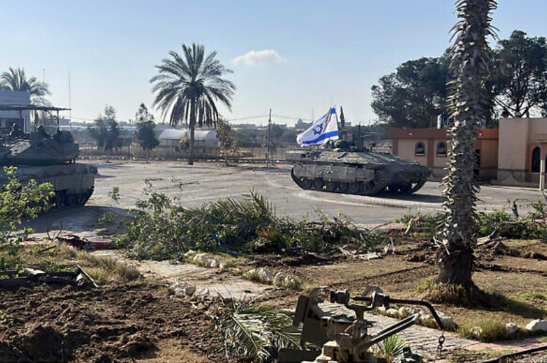 外观《以色列时报》等多野媒体5月7日报讲想，以军投进推法心岸添沙一侧。此图为《以色列时报》报讲想配图