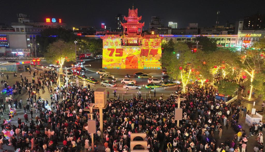 10月6日，游客在宁夏银川市兴庆区鼓楼观看灯光秀（无人机照片）。新华社记者王鹏 摄