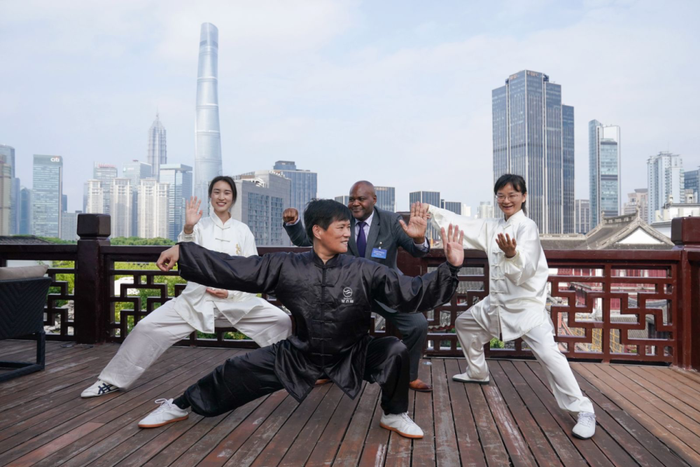 6月14日，驻华使节在豫园海上梨园体验太极拳。（主办方供图）