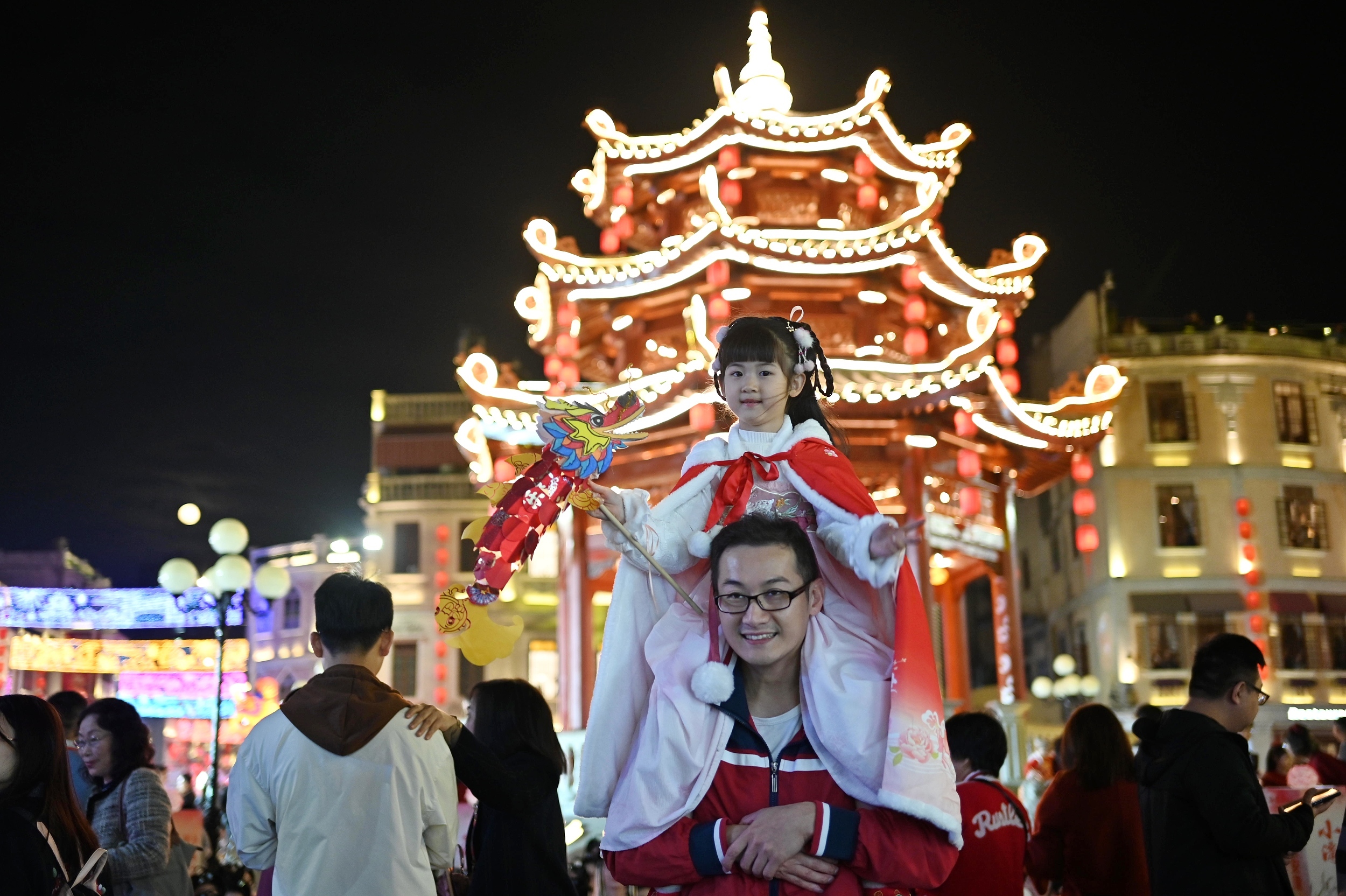 早安世界氛围感拉满全国各地花式闹元宵