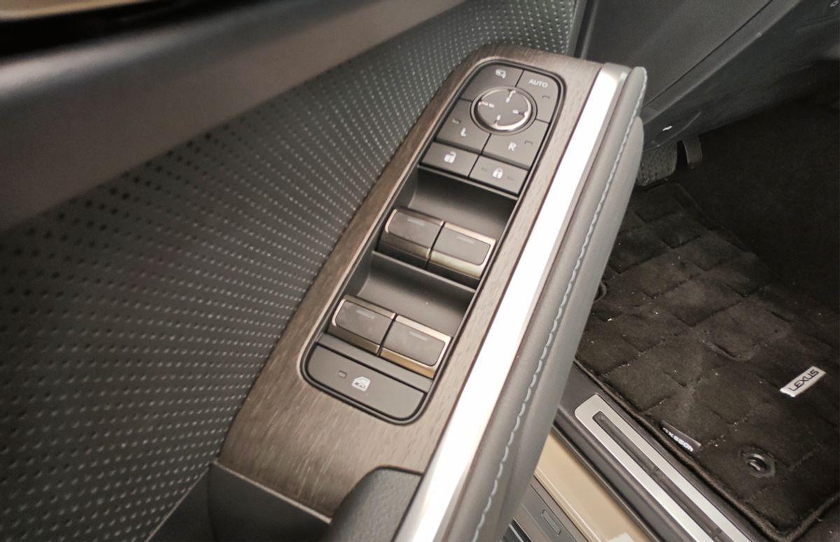 不要考虑比普拉多贵30多万值不值,大哥开心就好,雷克萨斯GX实拍