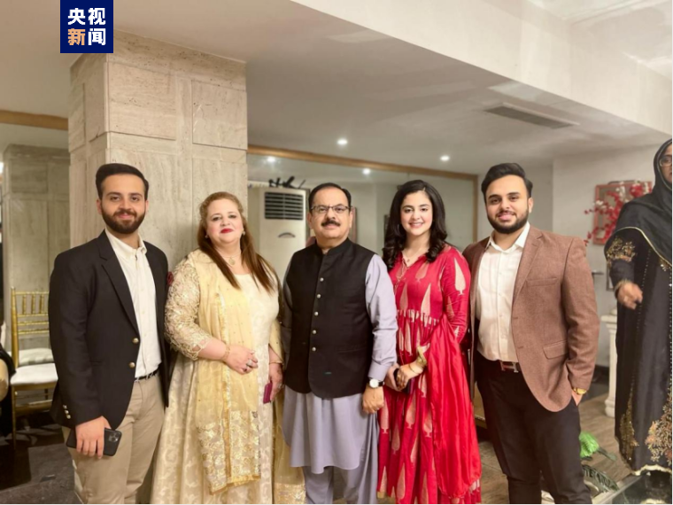 △塔希尔的全家福