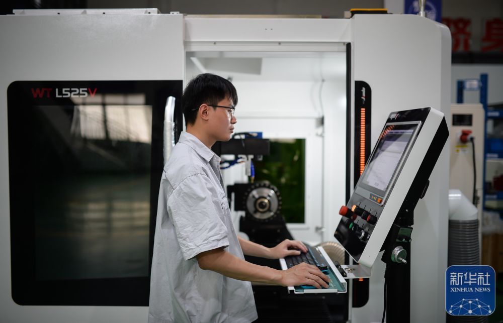5月16日，员工在位于广东省佛山市的原点智能技术有限公司车间操作数控机床。