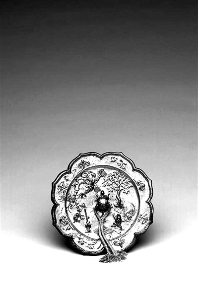 ▲唐代月魄菱花镜