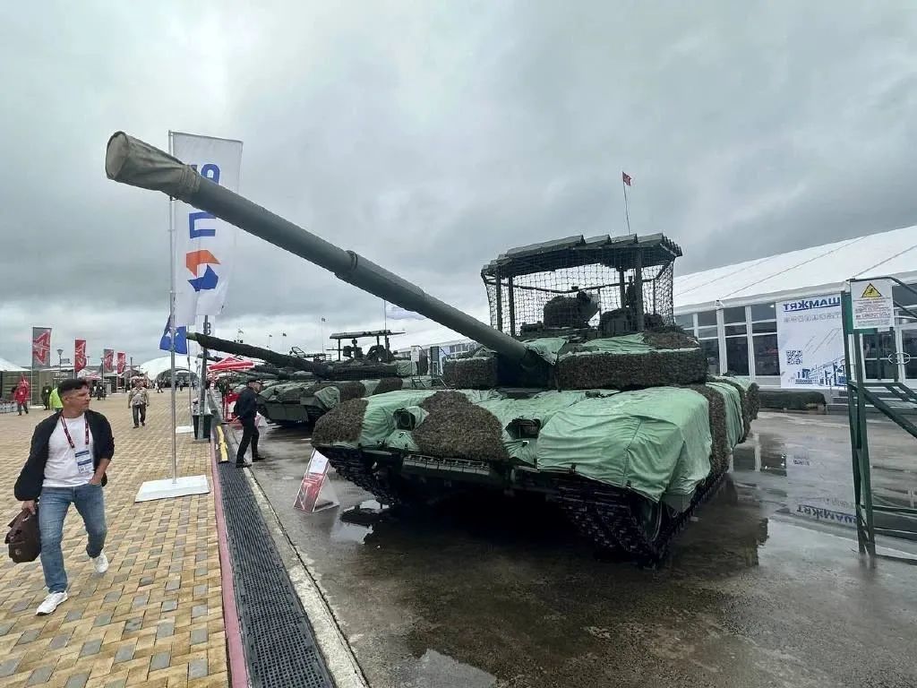2023年8月，俄罗斯国防部举办的“军队”-2023国际军事技术论坛上展出的配备标准化设计的装甲顶棚的主战坦克 图：新华网