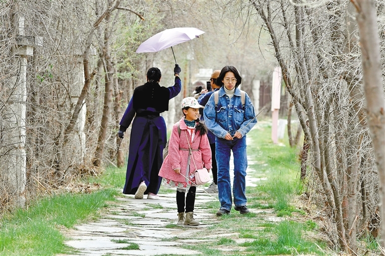 市民在拉鲁湿地游玩。记者 旦增兰泽 摄