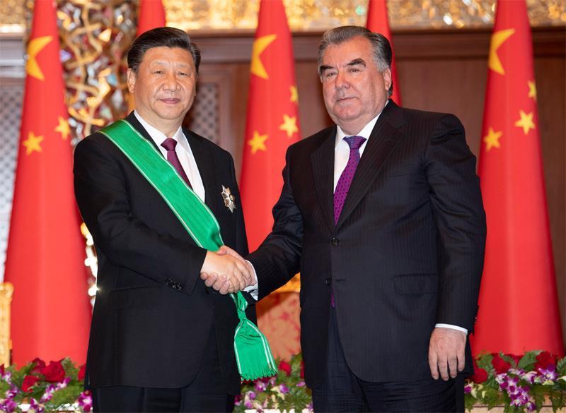 △当地时间2019年6月15日，习近平主席在杜尚别出席仪式，接受塔吉克斯坦总统拉赫蒙授予“王冠勋章”。