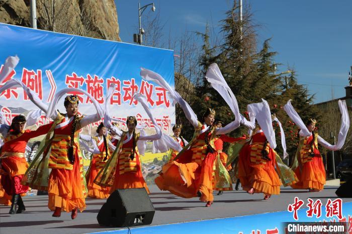 图为琼结县艺术团在表演舞蹈《博袖舞》。伦珠泽仁 摄