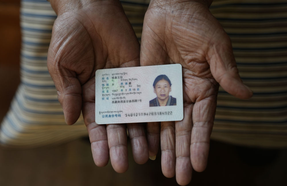 格桑玉珍展示自己的身份证(4月3日摄)新华社记者 晋美多吉 摄