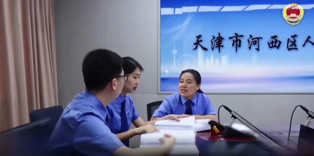 图为检察官讯问犯罪嫌疑人。