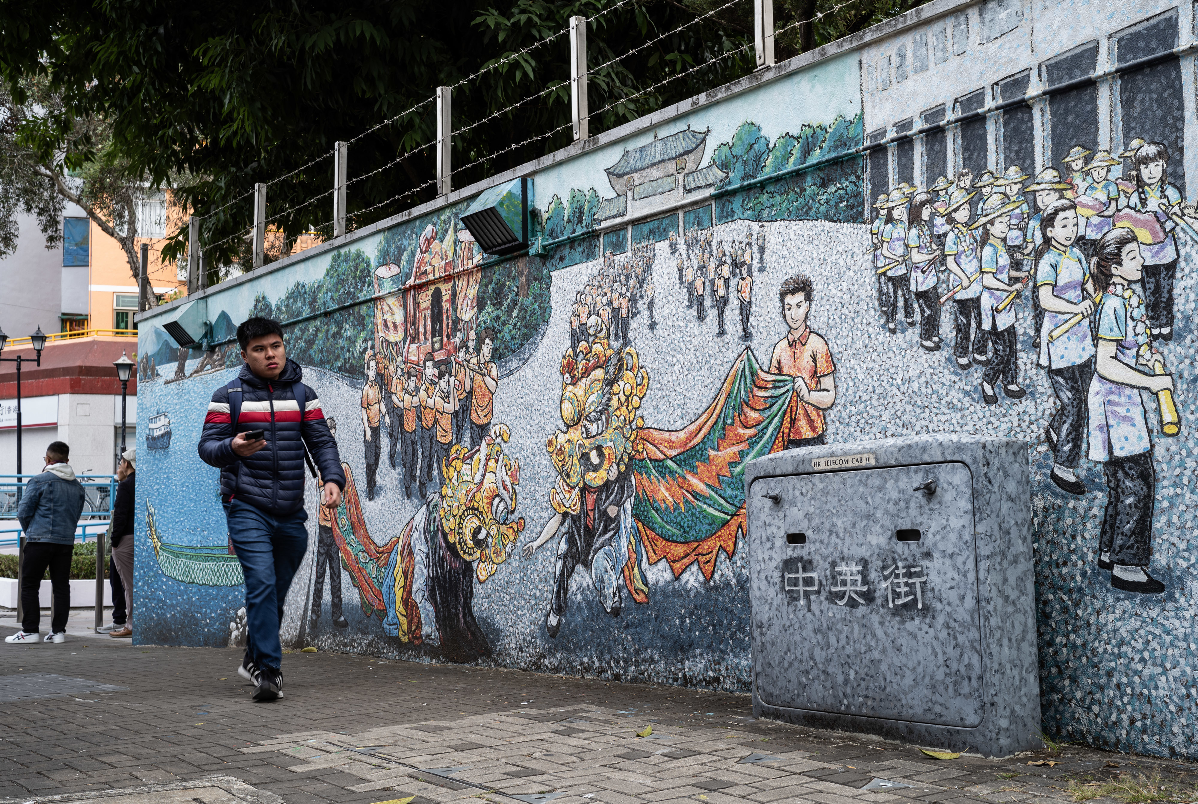 香港沙头角顺平街展示当地传统文化活动“酬神庆典”的壁画。侯宇 摄