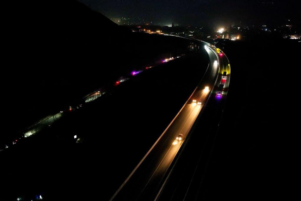 2023年12月25日，救援车辆在临大高速公路上疾驰。（马昱炅 摄）
