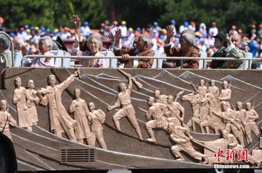 2015年9月3日，纪念中国人民抗日战争暨世界反法西斯战争胜利70周年阅兵式上，抗战老兵乘车方队通过天安门广场。 中新社发 侯宇 摄。