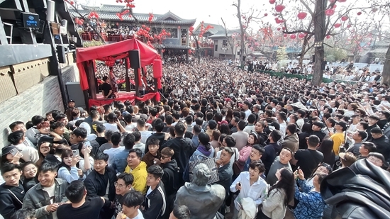 3月28日，河南開封，萬歲山景區(qū)內(nèi)，相親欄目“王婆說媒”吸引游客。視覺中國供圖