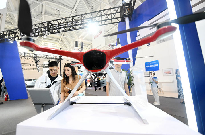 6月21日，参观者在博览会低空经济展团参观一款无人机。新华社记者 赵子硕 摄