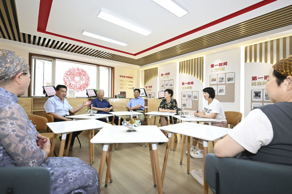 6月20日，长城花园社区居民在居民议事厅议事。