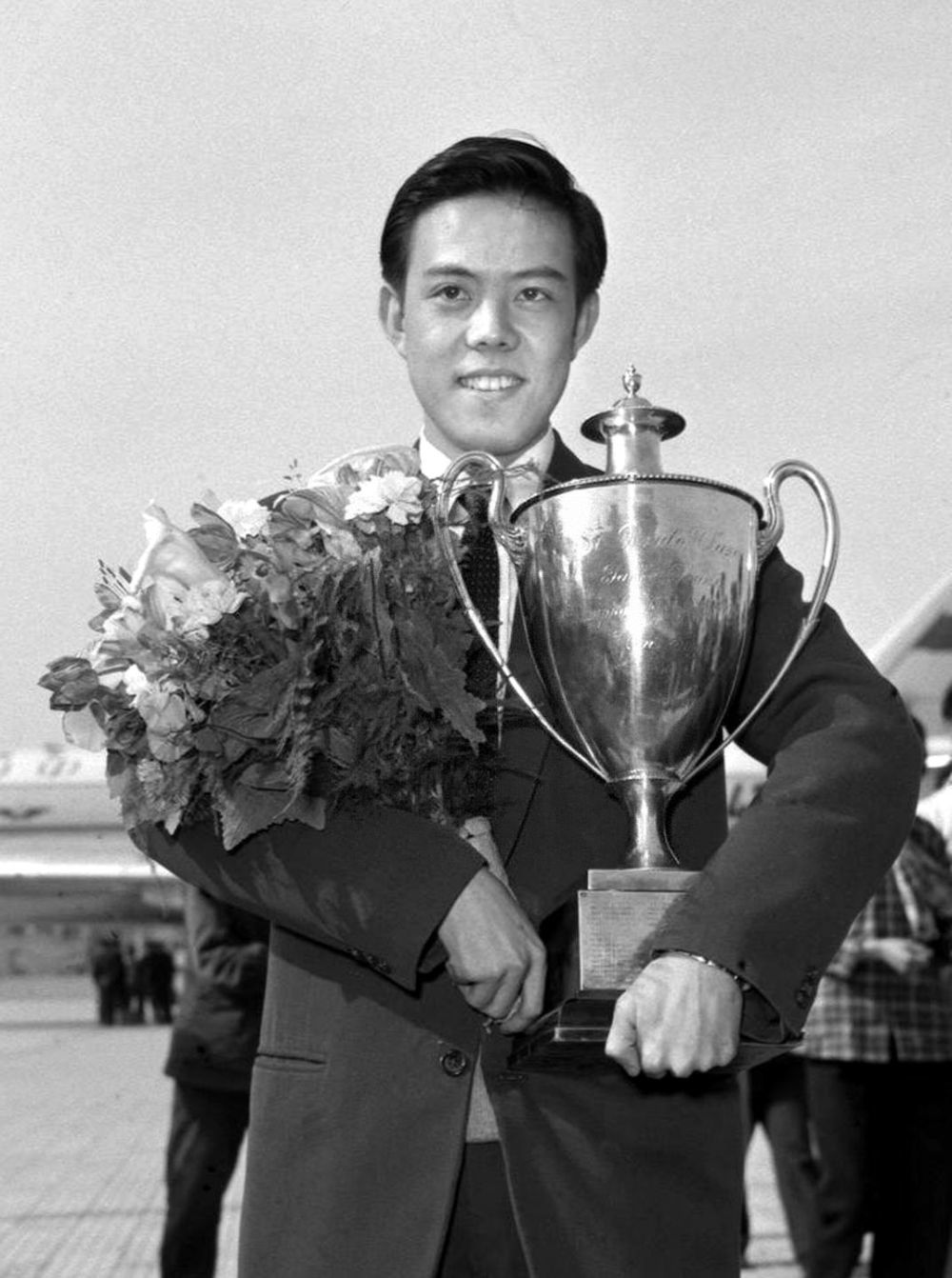 1959年4月5日,容国团在第25届世界乒乓球锦标赛男子单打决赛中战胜匈牙利选手西多,获男子单打比赛冠军。图为1959年4月22日,容国团载誉归来。新华社记者 张赫嵩 摄